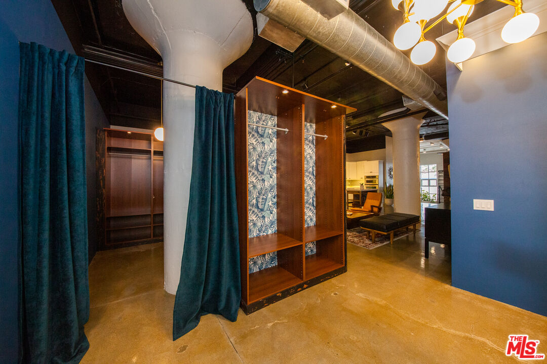 530 Molino Street, Unit 113 Los Angeles, CA 90013 - Photo 9 of 16 a view of an outdoor space