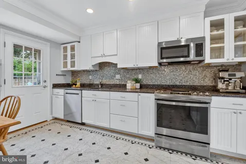$1,250,000 | 915 North Overlook Drive, Alexandria, VA 22305