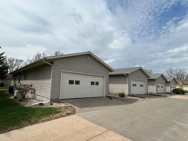 $189,000 | 1233 47th Ave Court, Unit 16, East Moline, IL 61244