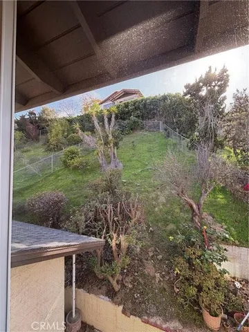 a view of a backyard