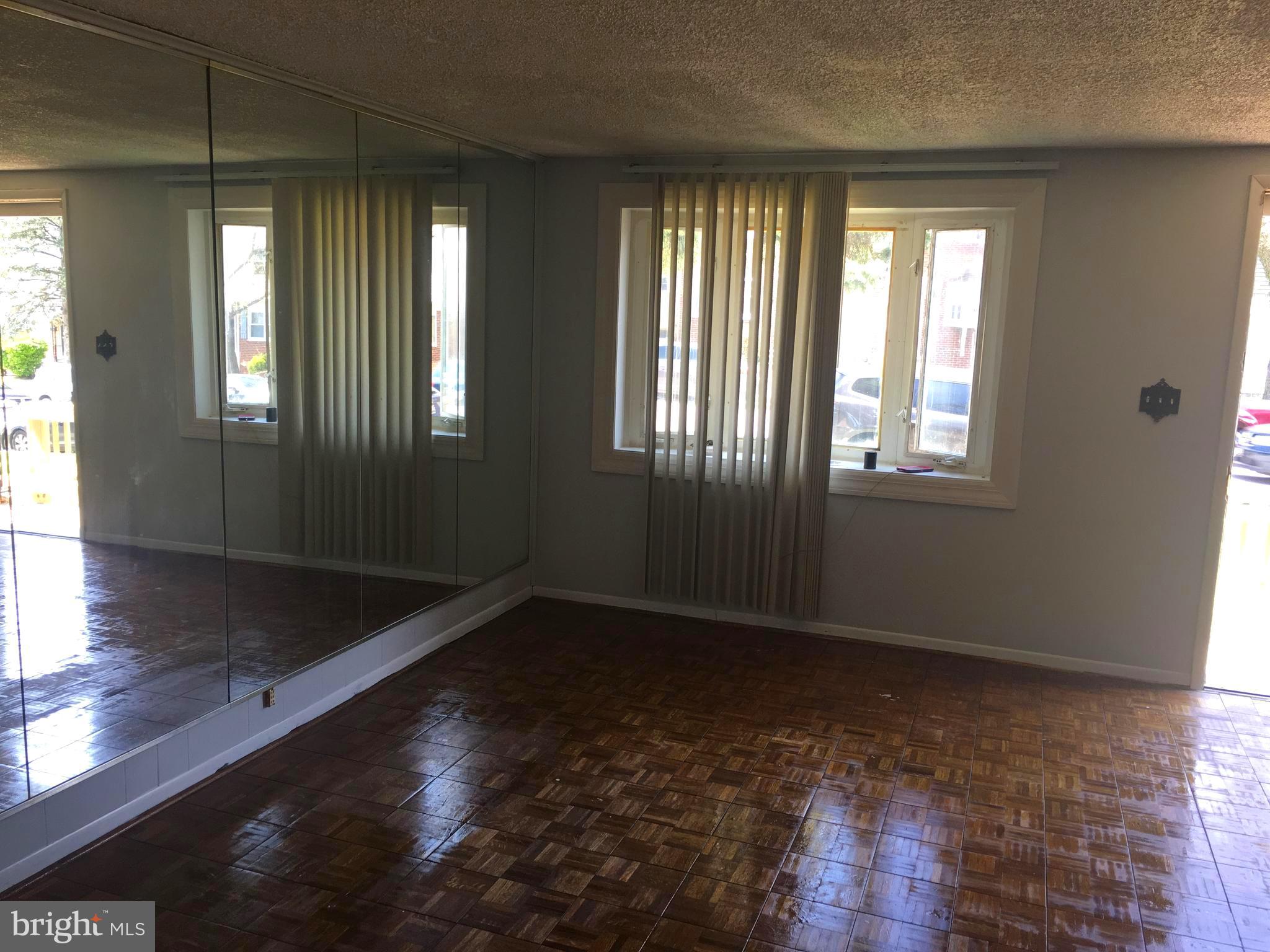 5212 Saybrook Road Baltimore, MD 21206 - Photo 7 of 23 Living Room