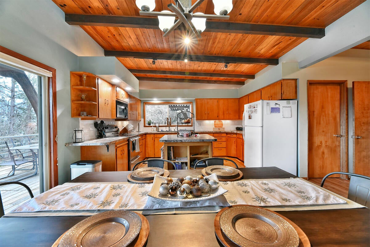 460 Wilson Road Ashland, OR 97520 - Photo 15 of 40 15