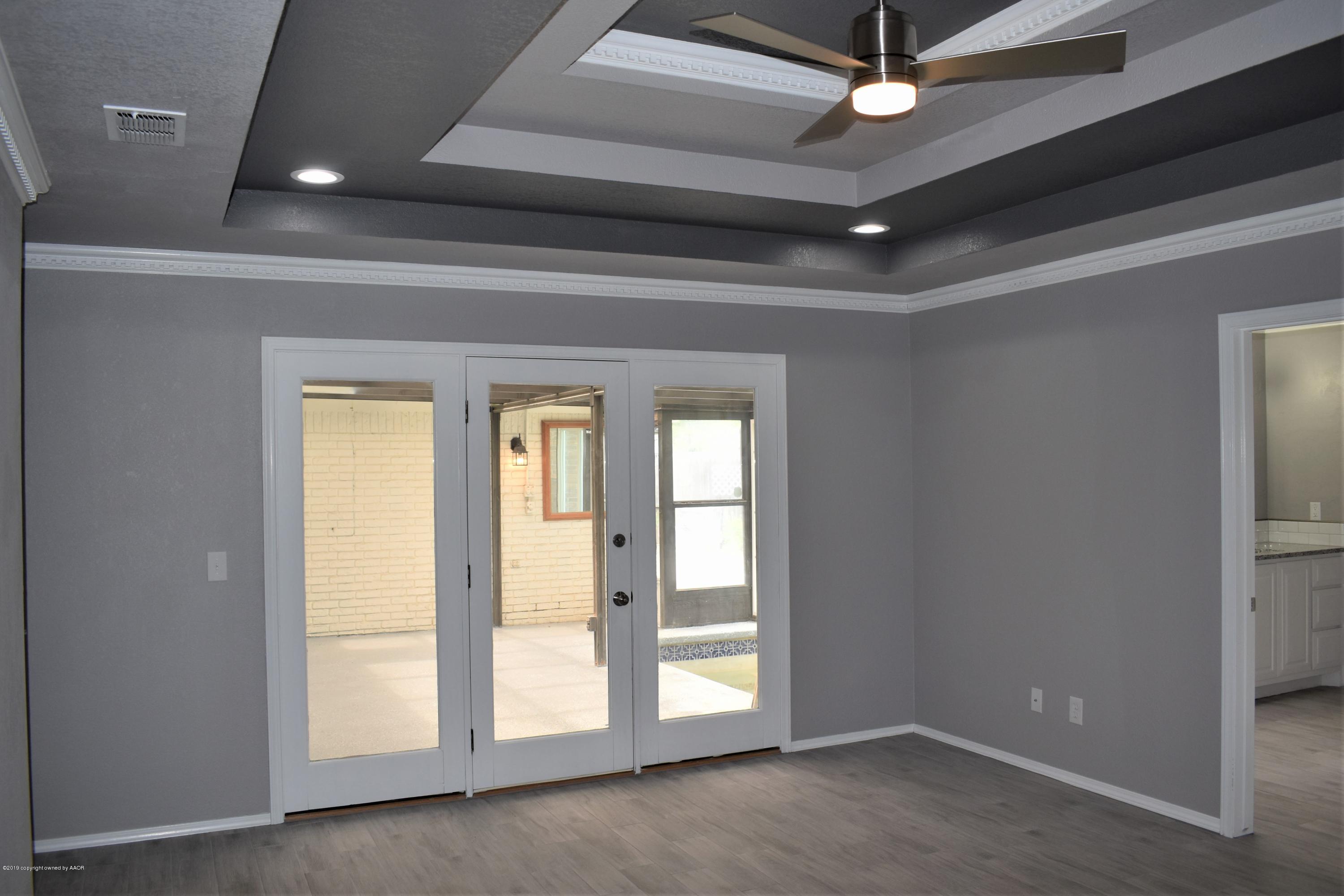 7516 Tripp Avenue Amarillo, TX 79121 - Photo 19 of 33 a view of a livingroom with a ceiling fan and window