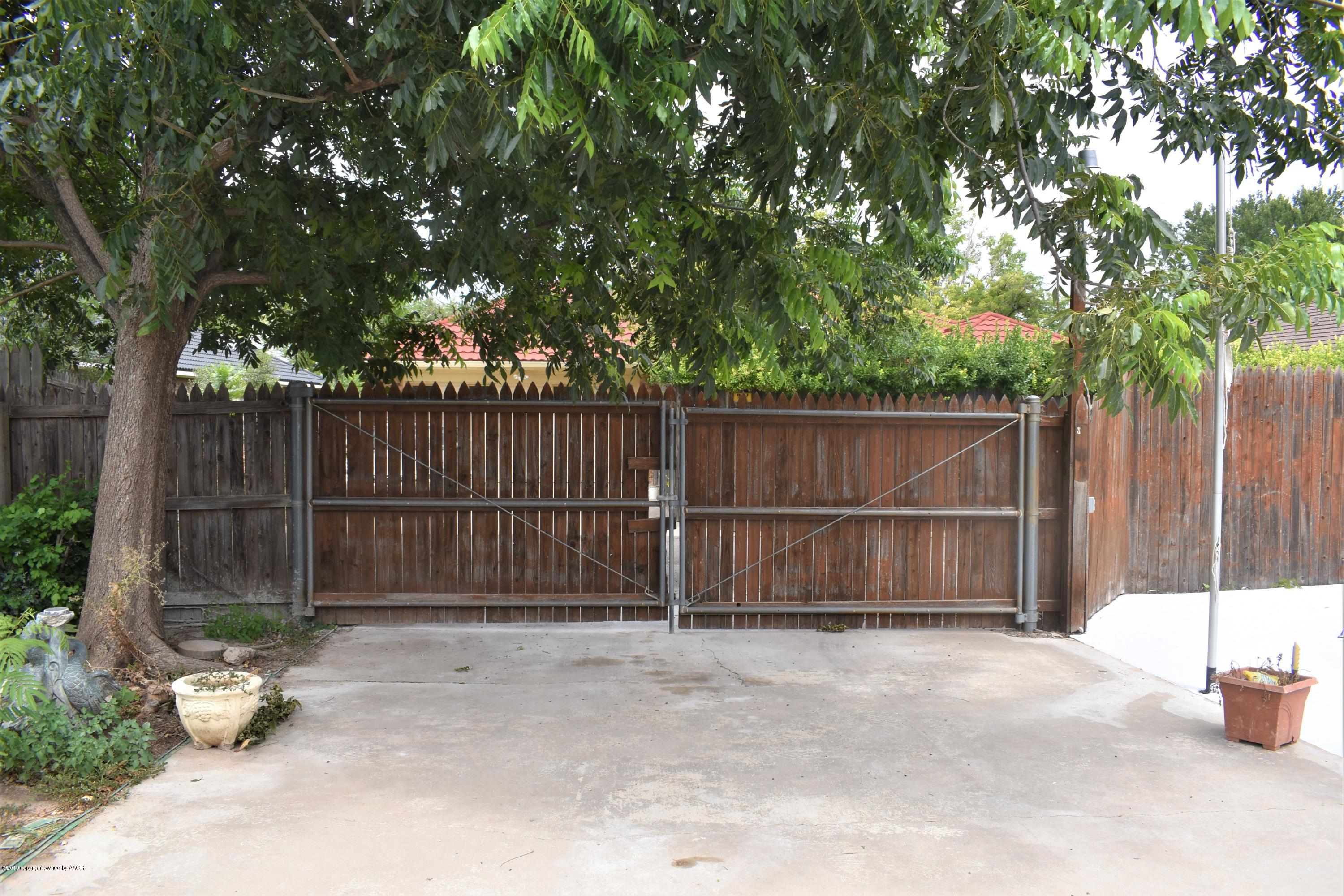 7516 Tripp Avenue Amarillo, TX 79121 - Photo 27 of 33 a view of a backyard with wooden fence