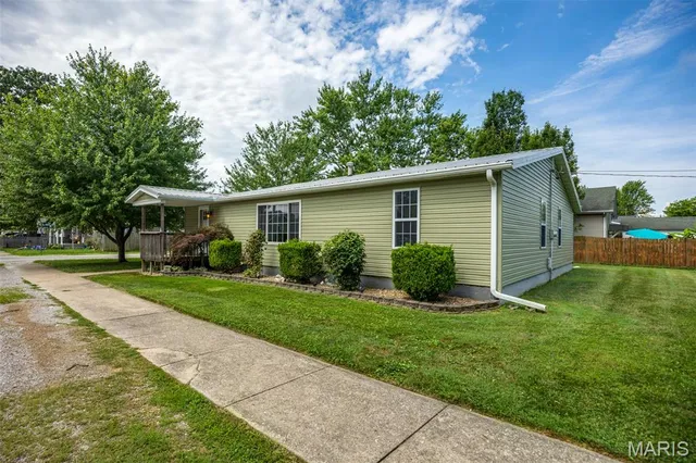 $170,000 | 211 South Lake Street, Mount Olive, IL 62069