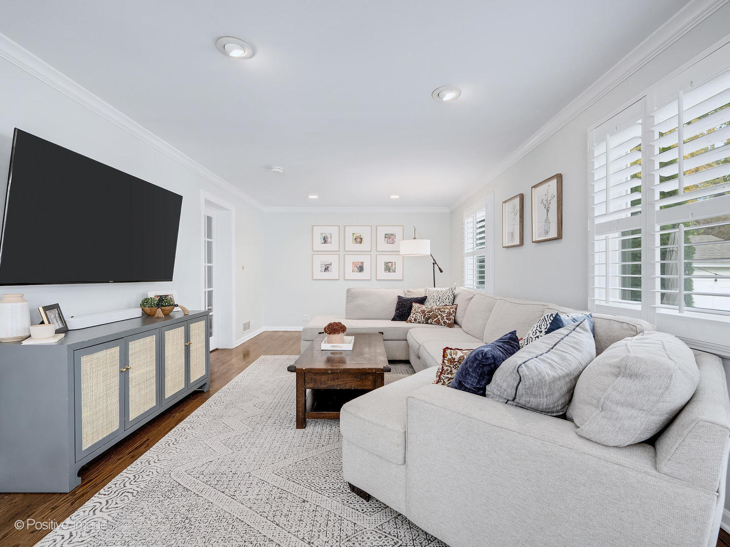637 South Prospect Avenue Elmhurst, IL 60126 - Photo 17 of 37 a living room with furniture and a flat screen tv