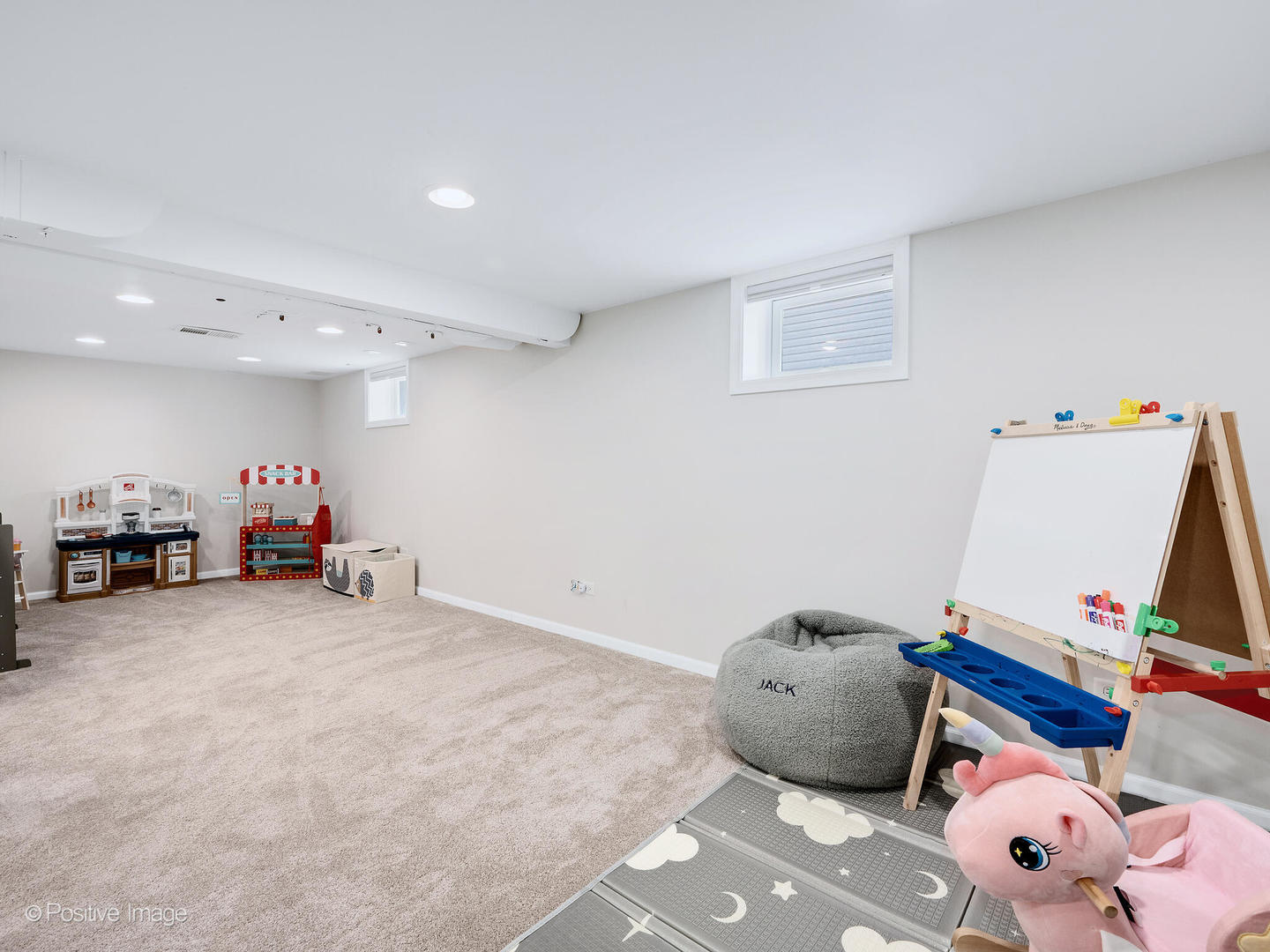 637 South Prospect Avenue Elmhurst, IL 60126 - Photo 27 of 37 a room with furniture and a flat screen tv