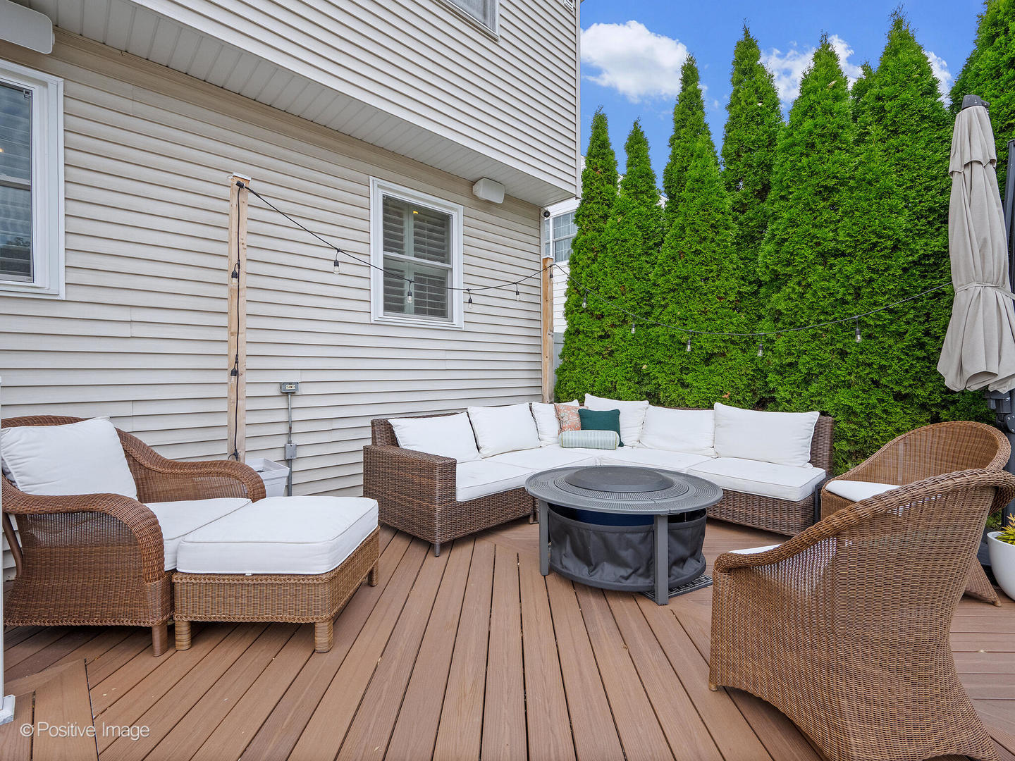 637 South Prospect Avenue Elmhurst, IL 60126 - Photo 30 of 37 a view of a patio with wooden floor