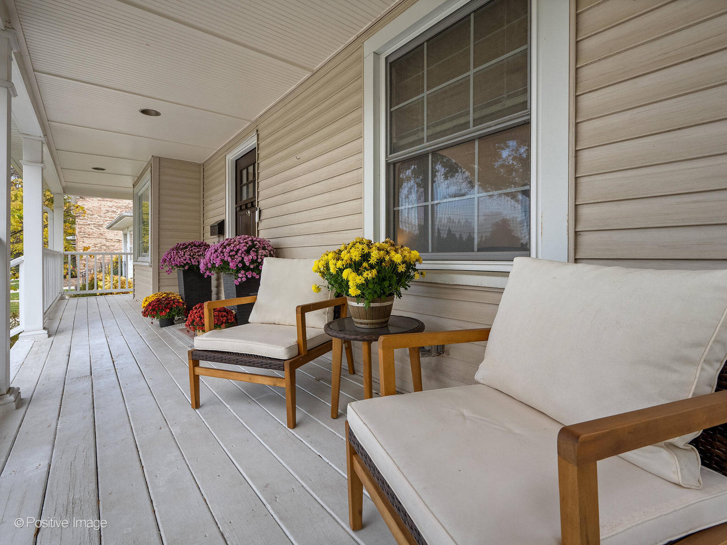 637 South Prospect Avenue Elmhurst, IL 60126 - Photo 4 of 37 a dining room with furniture and wooden floor