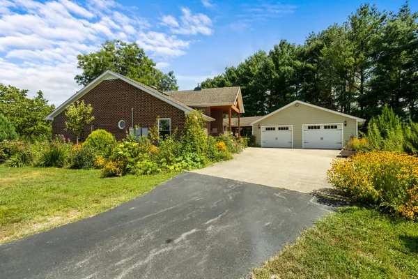 $889,000 | 1556 Chestnut Grove Road, Morrison, TN 37357