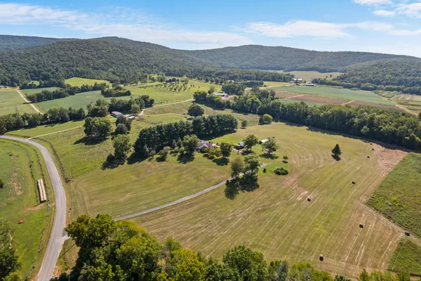 $889,000 | 1556 Chestnut Grove Road, Morrison, TN 37357