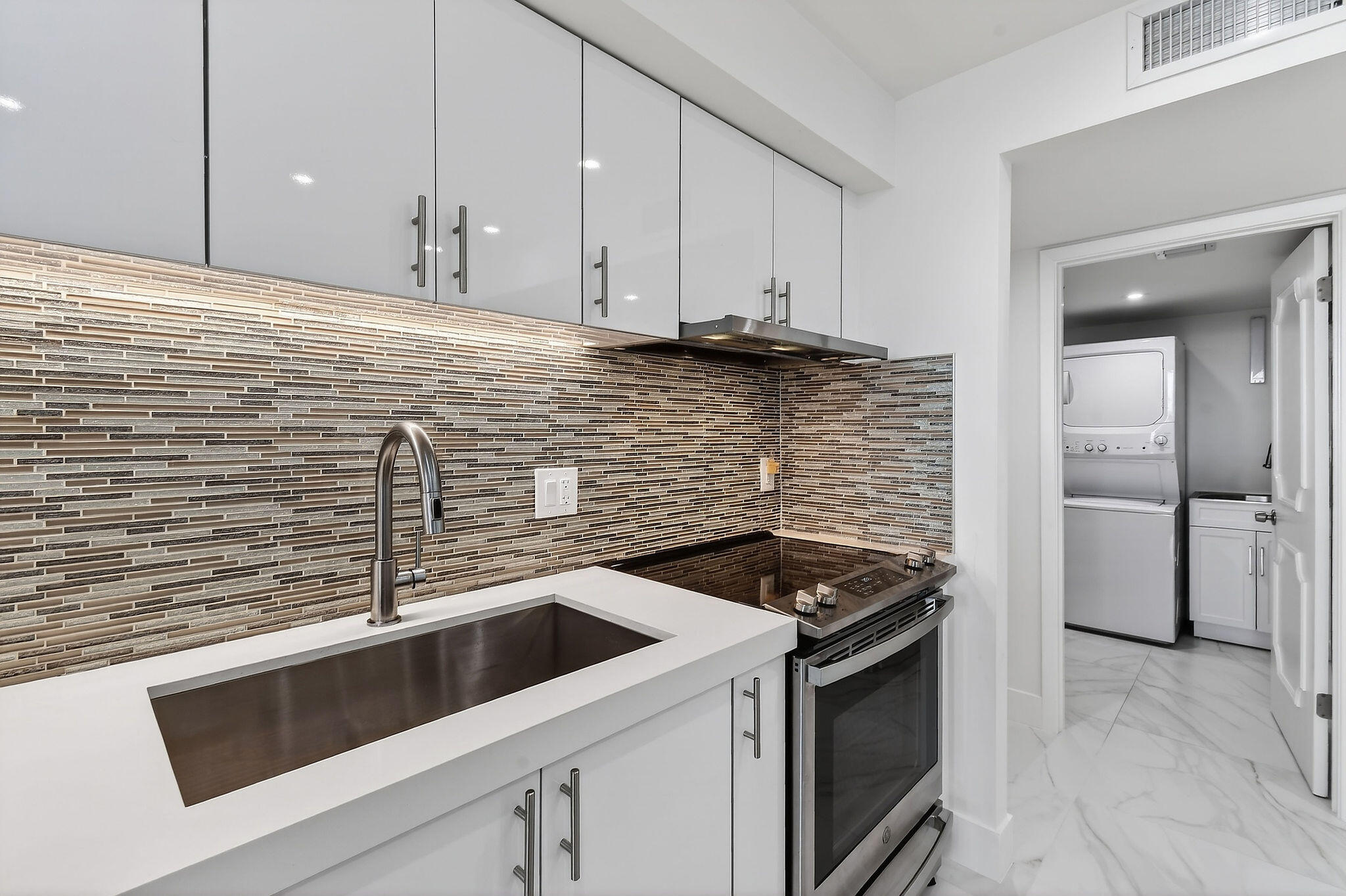 5280 North Ocean Drive, Unit 11F Singer Island, FL 33404 - Photo 5 of 97 5280NOceanDr#11F(26)