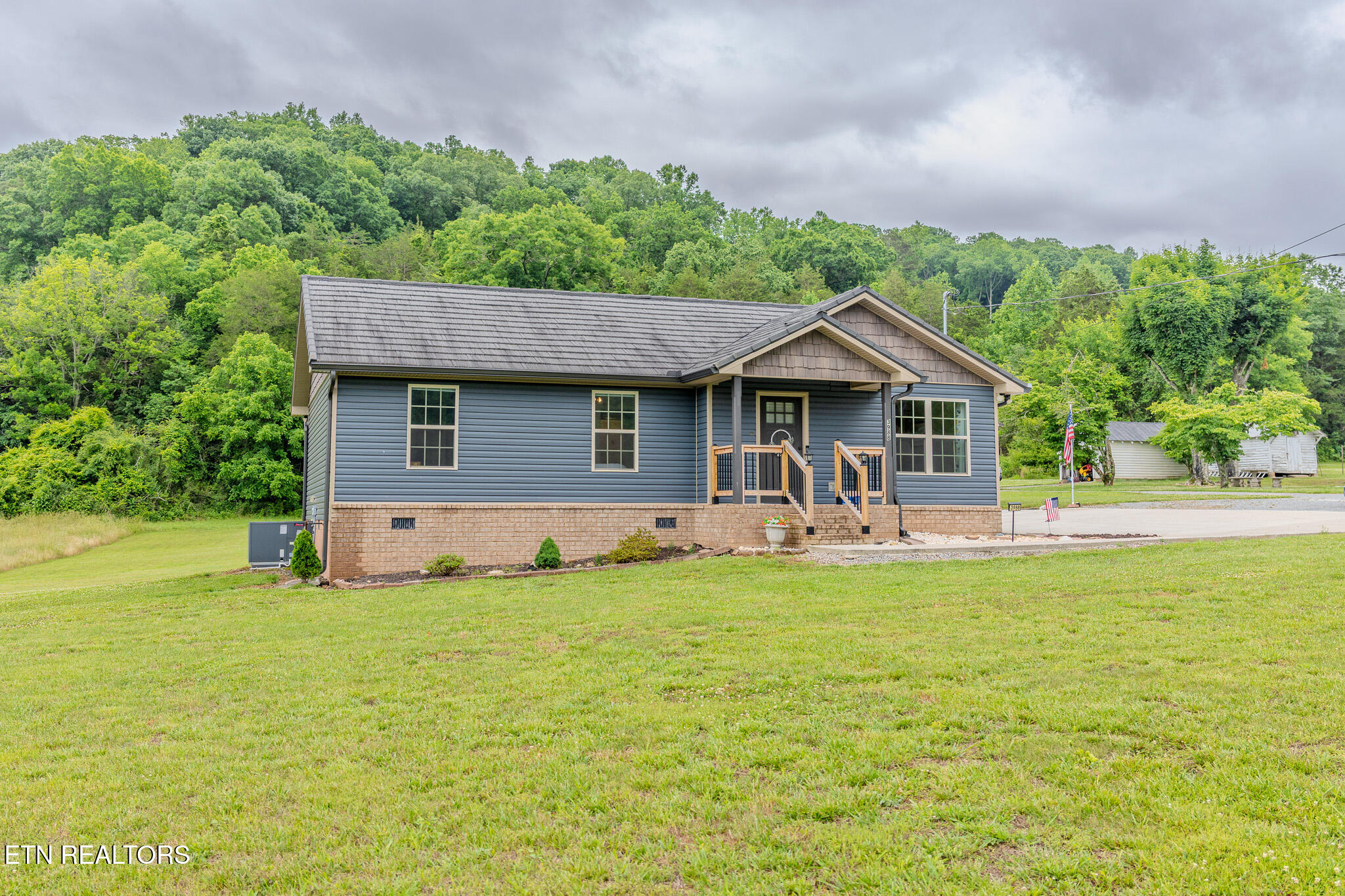 3988 Dutch Valley Road Clinton, TN 37716 - Photo 10 of 22 Alt Front View