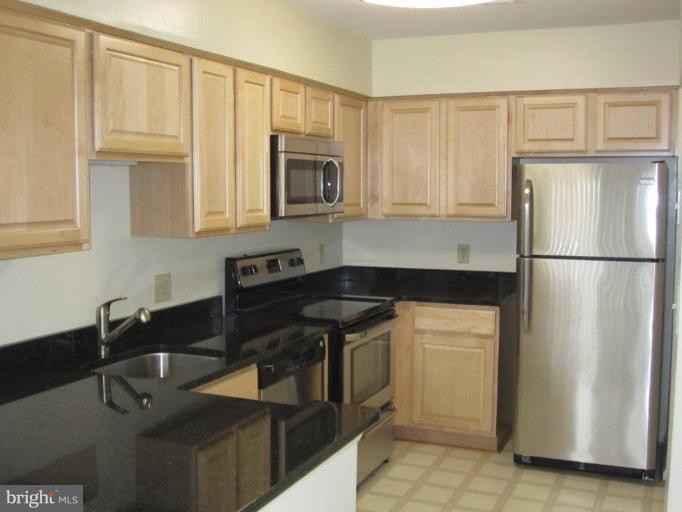 11122 Beaver Trail Court, Unit 11122 Reston, VA 20191 - Photo 3 of 11 Kitchen
