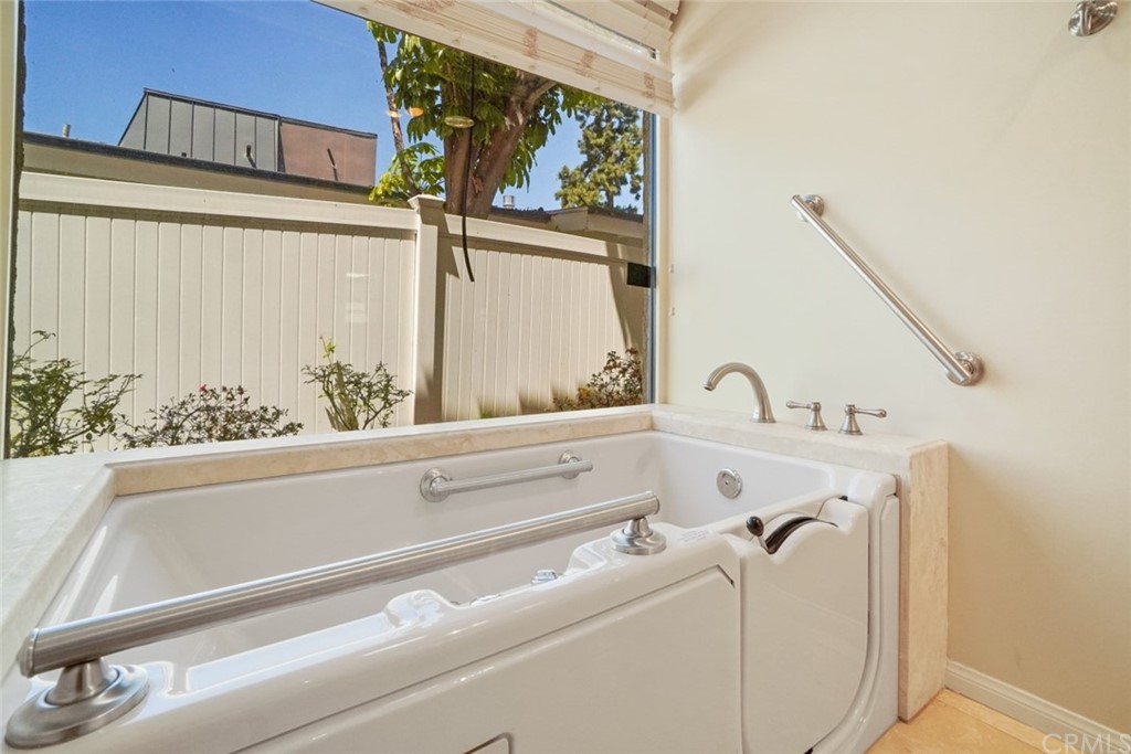10821 Alta View Drive Studio City, CA 91604 - Photo 22 of 45 Master Bathroom.