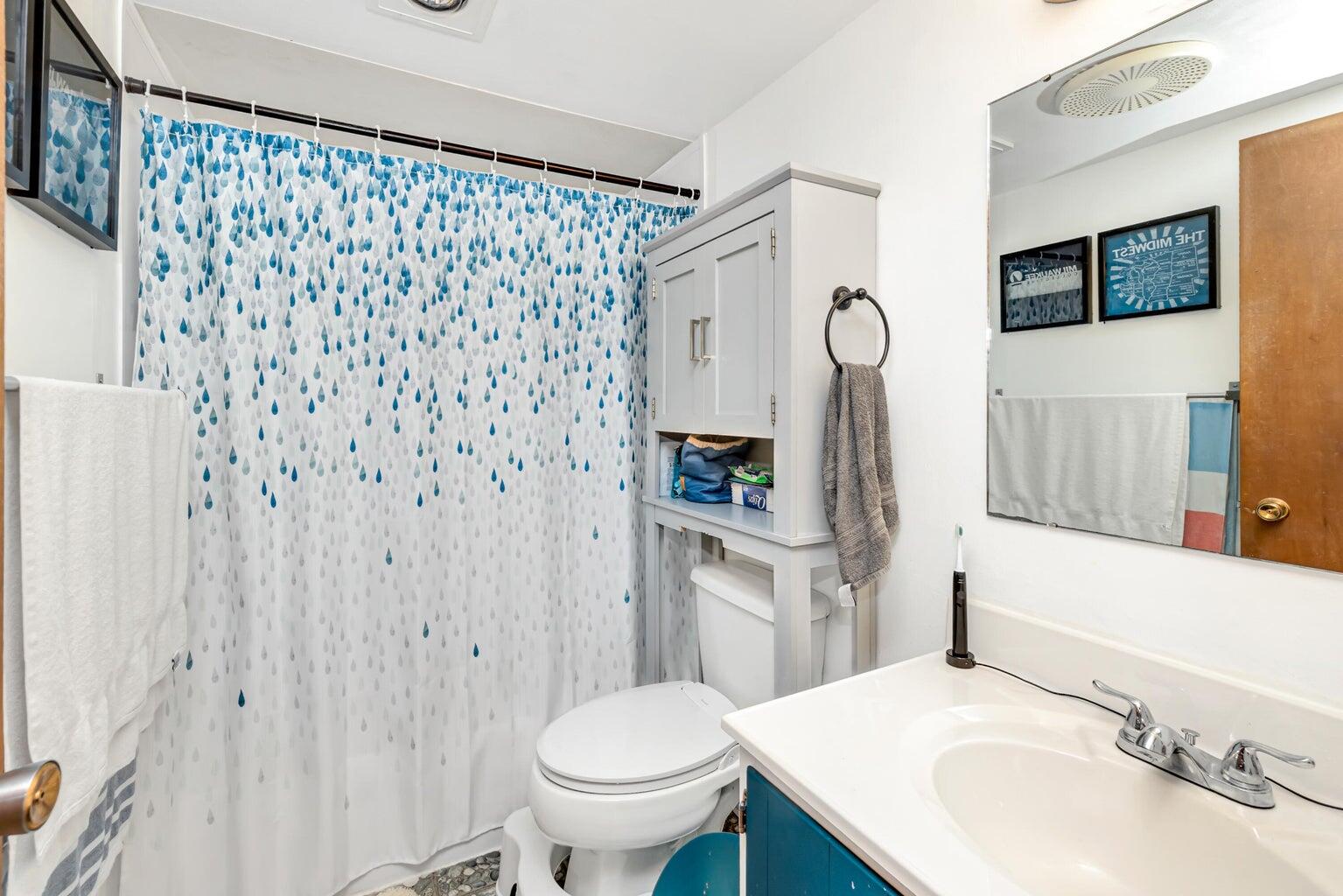 4400 Valley Road Caledonia, WI 53405 - Photo 19 of 33 Upstairs Full Bath