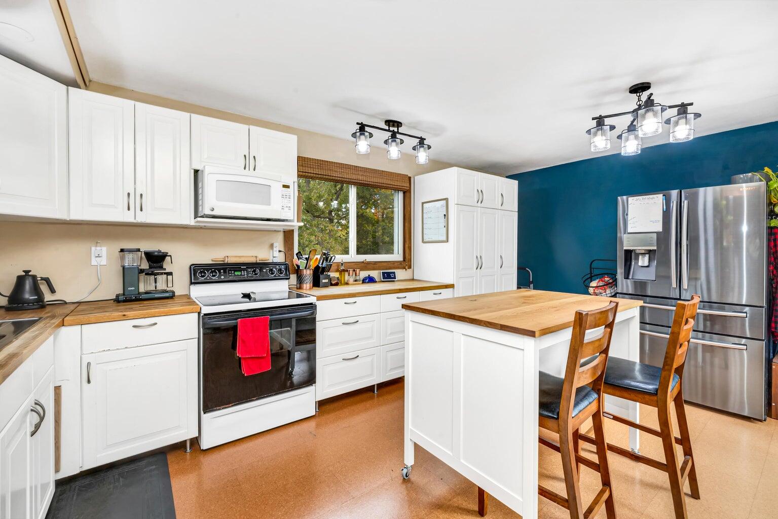 4400 Valley Road Caledonia, WI 53405 - Photo 8 of 33 Spacious Eat-In KIT