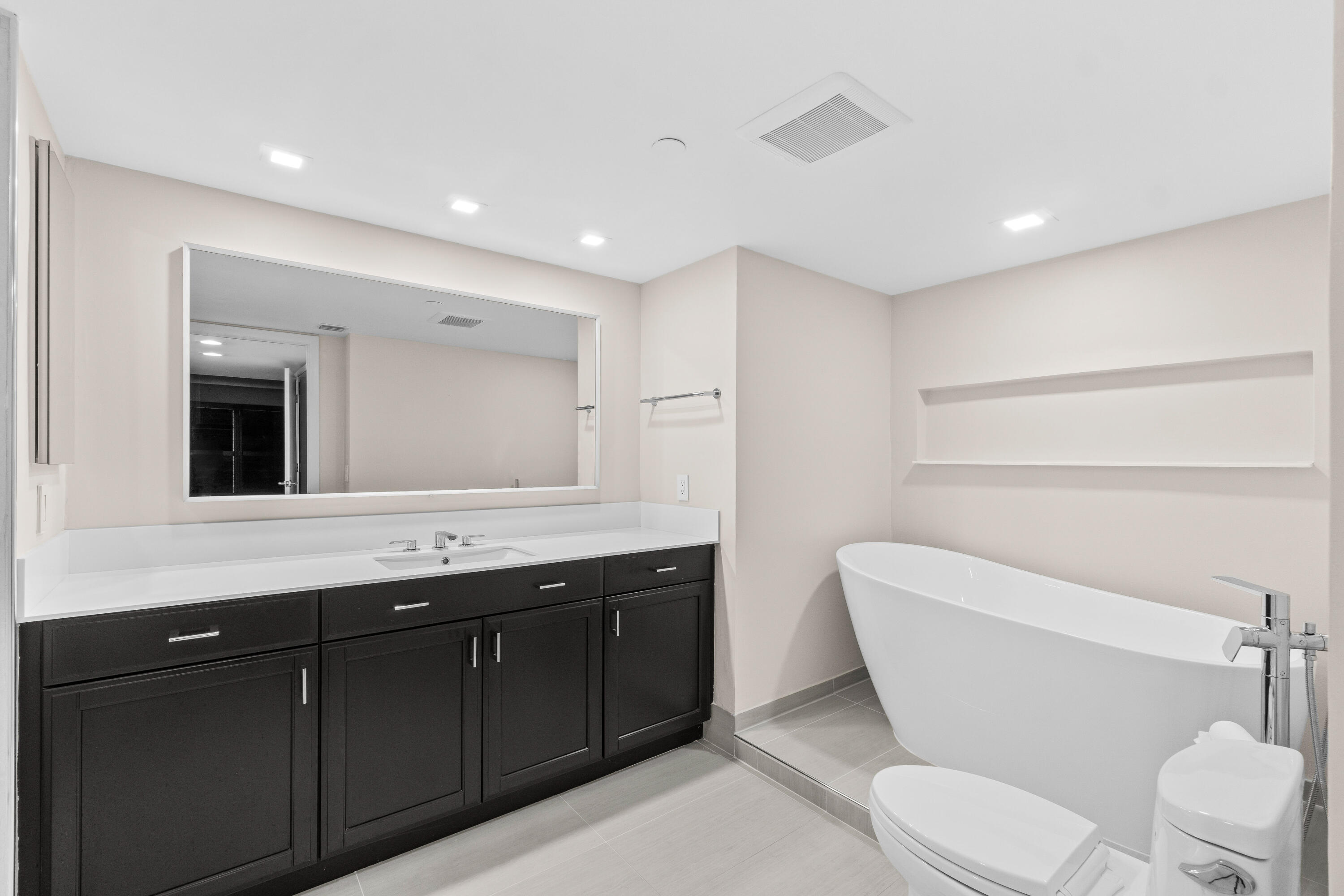 4001 North Ocean Boulevard, Unit 1602 Boca Raton, FL 33431 - Photo 15 of 39 PRIMARY BATHROOM