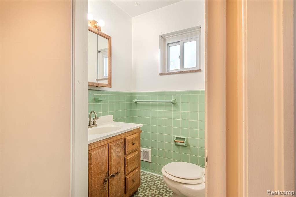 21135 Virginia Avenue Eastpointe, MI 48021 - Photo 16 of 33