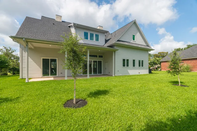 a view of a house with backyard and porch