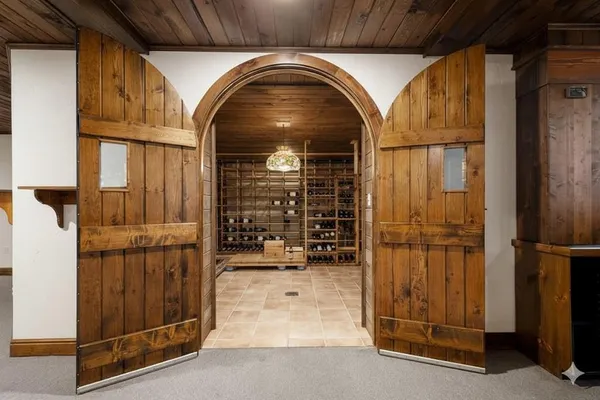 a view of livingroom with furniture