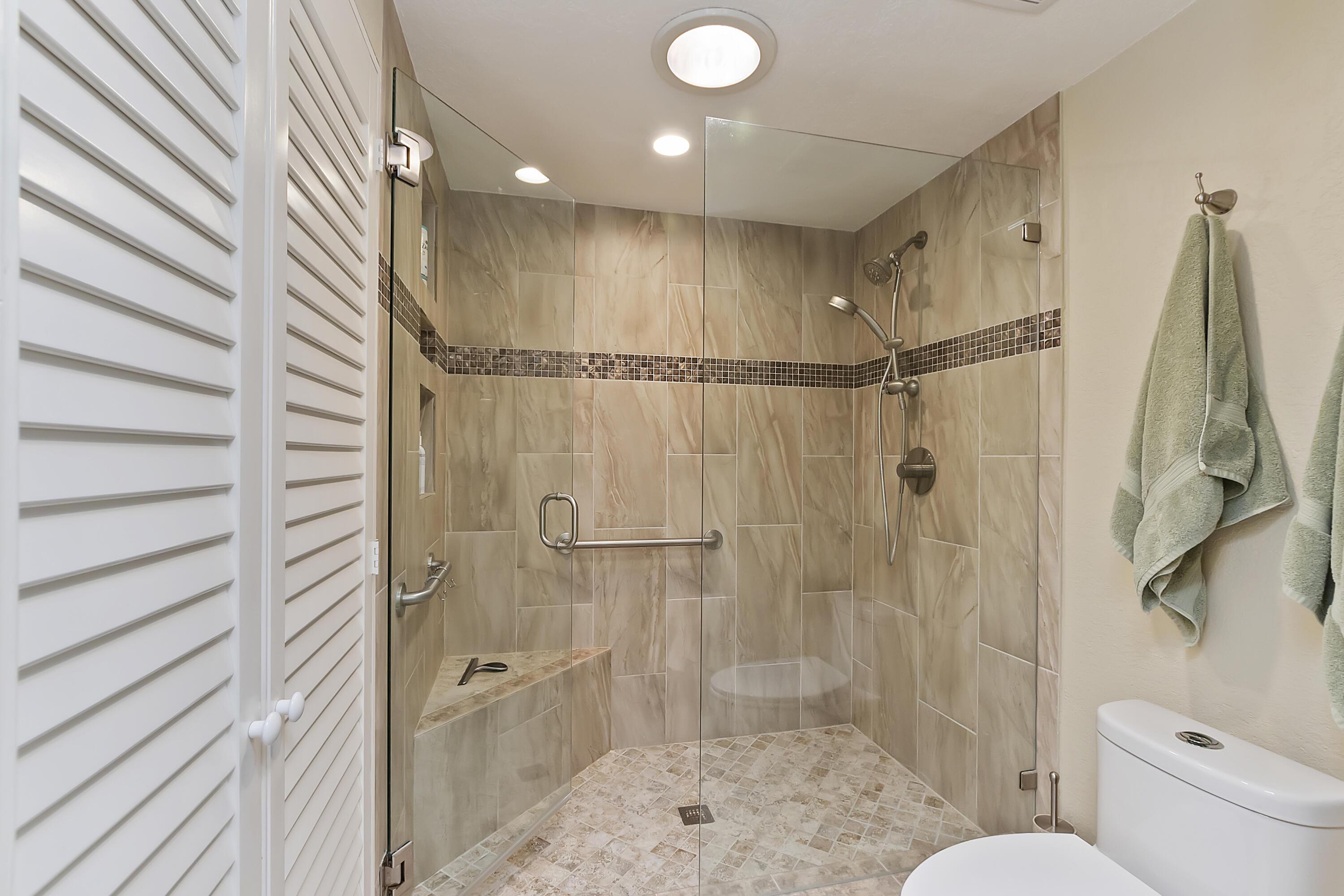 6 Maximo Way Palm Desert, CA 92260 - Photo 4 of 48 a bathroom with a shower and a toilet