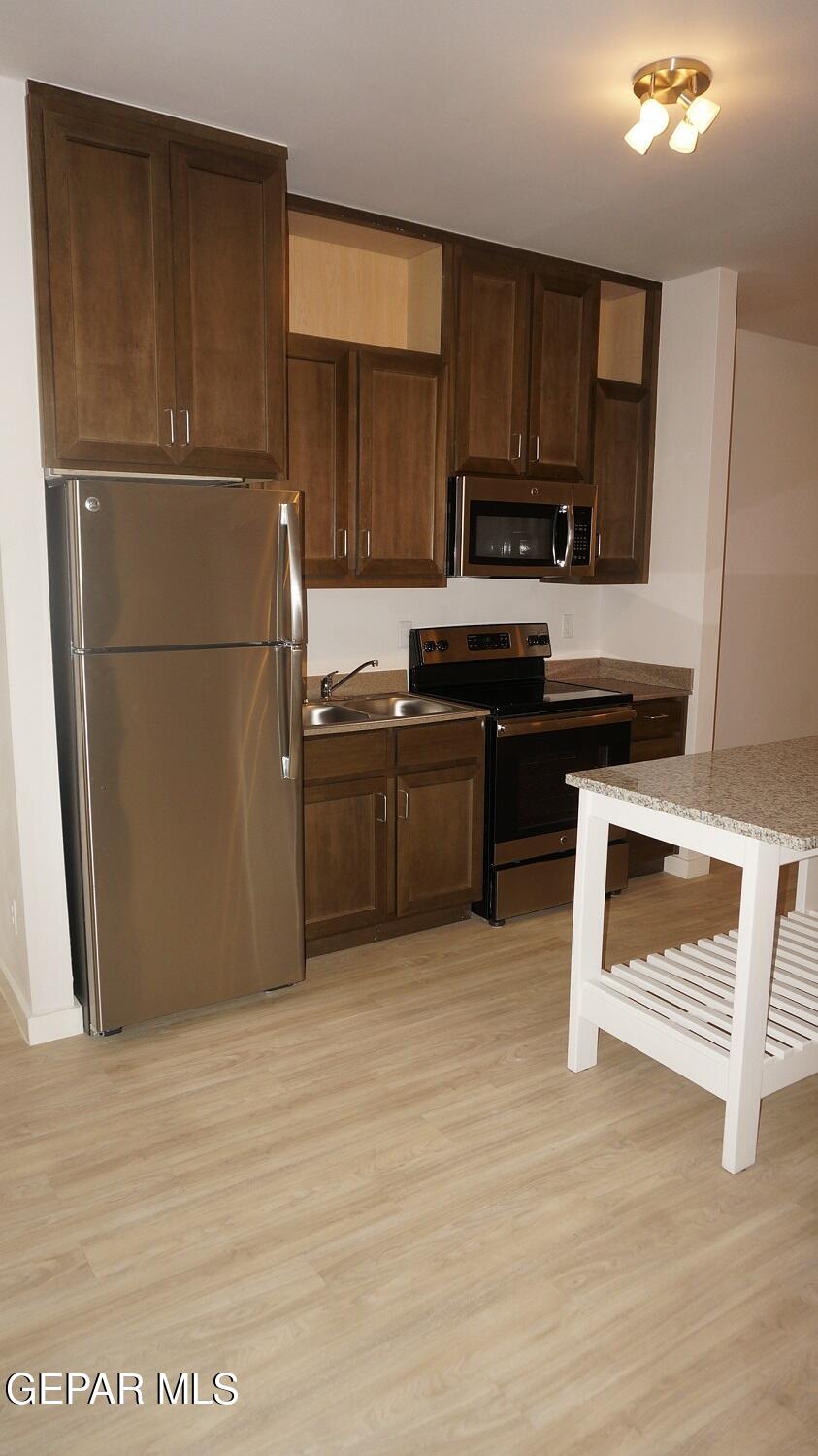 1061 Ranger Street, Unit 6 El Paso, TX 79907 - Photo 4 of 14 4. Kitchen