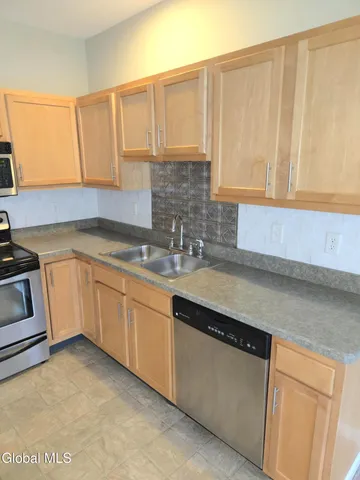 $279,900 | 305 Worthington Terrace, North Greenbush, NY 12198