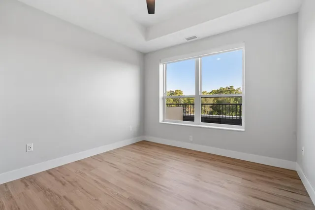 $4,042 | 470 Lexington Parkway South, Unit 518, St. Paul, MN 55105