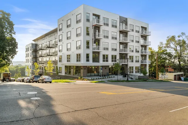 $4,042 | 470 Lexington Parkway South, Unit 518, St. Paul, MN 55105