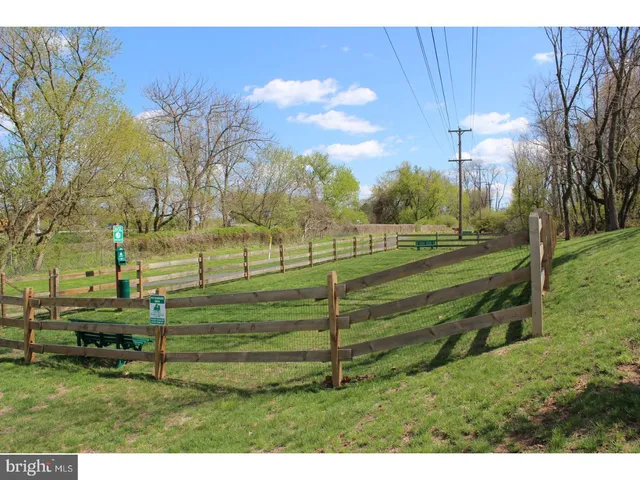 a view of a back yard