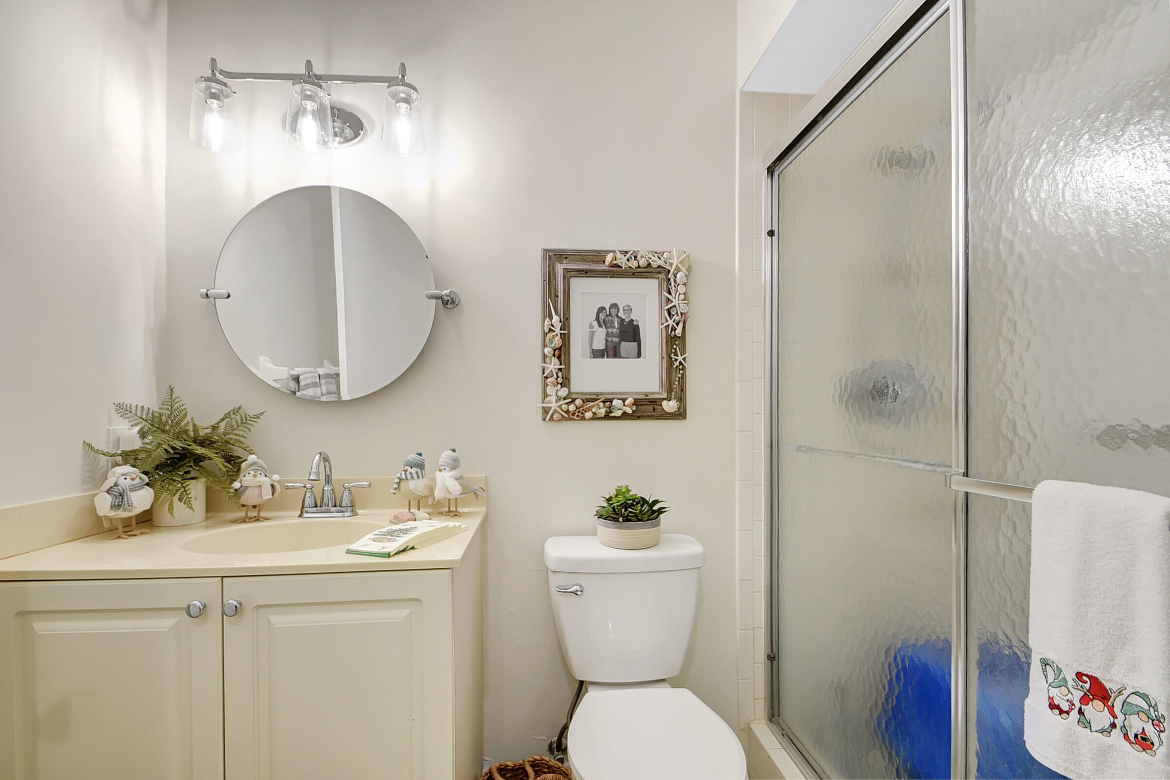 324 Orange Tree Drive, Unit 2 Atlantis, FL 33462 - Photo 23 of 67 Guest Bath