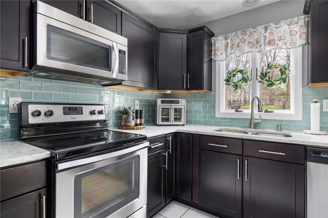 14 Canton Court Cranston, RI 02921 - Photo 12 of 50