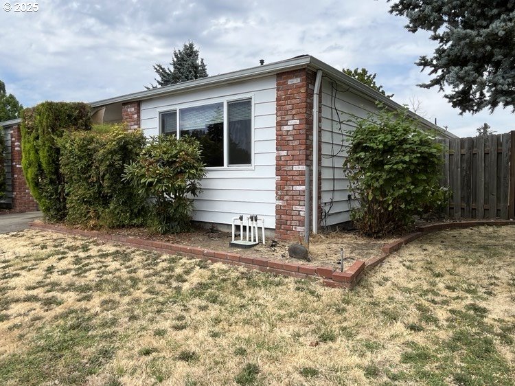 2801 Raleigh Court Southeast Albany, OR 97322 - Photo 15 of 30 a front view of a house with garden
