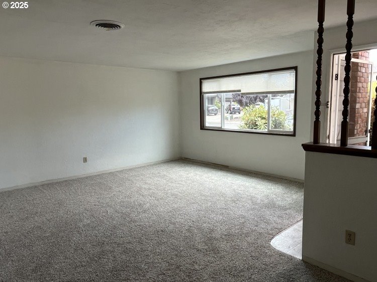2801 Raleigh Court Southeast Albany, OR 97322 - Photo 17 of 30 an empty room with windows