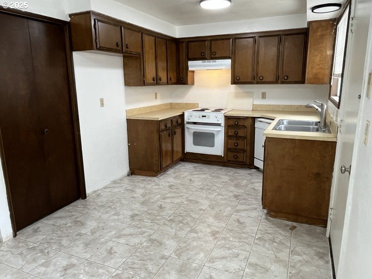 2801 Raleigh Court Southeast Albany, OR 97322 - Photo 19 of 30 a kitchen with a refrigerator and a stove top oven