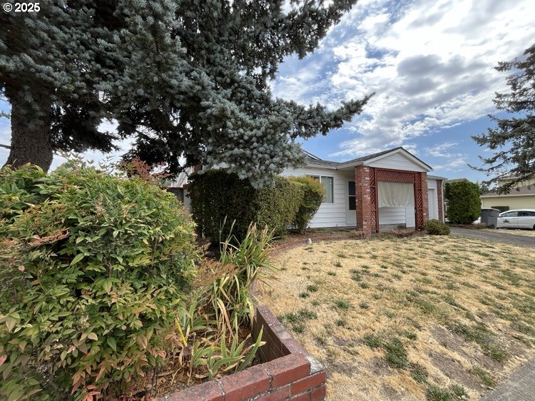 2801 Raleigh Court Southeast Albany, OR 97322 - Photo 2 of 30 a view of a house with a yard