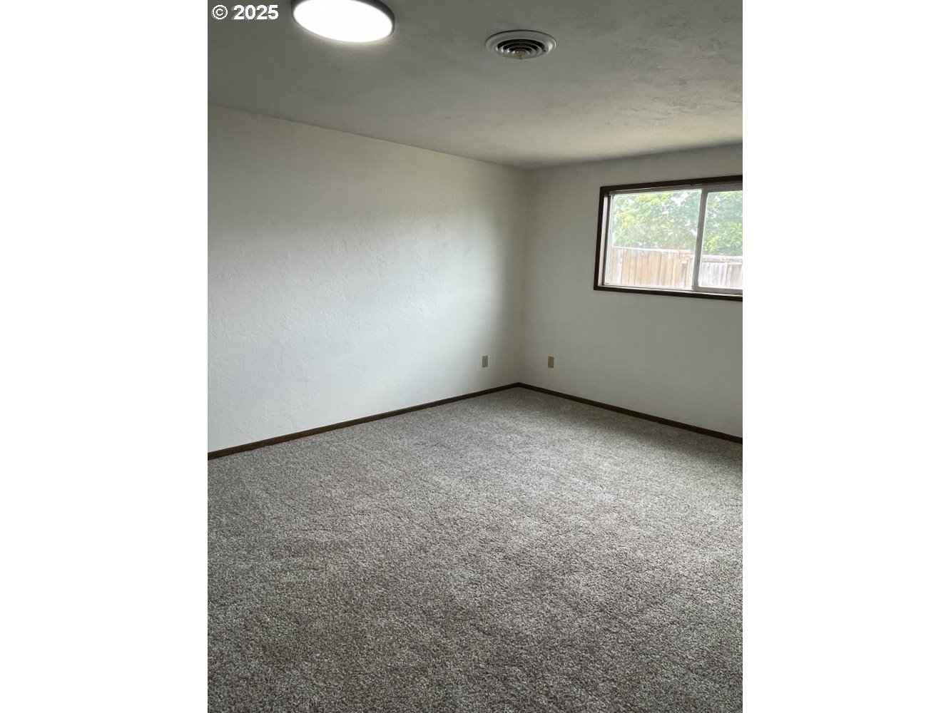 2801 Raleigh Court Southeast Albany, OR 97322 - Photo 25 of 30 a view of an empty room with a window