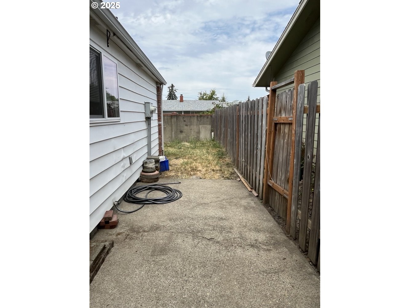 2801 Raleigh Court Southeast Albany, OR 97322 - Photo 28 of 30 a view of a backyard with pathway