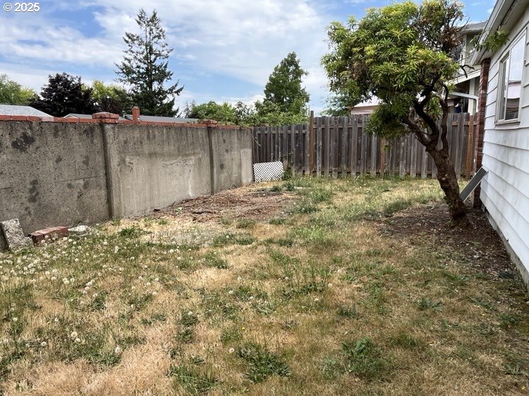 2801 Raleigh Court Southeast Albany, OR 97322 - Photo 30 of 30 a backyard of a house with lots of green space