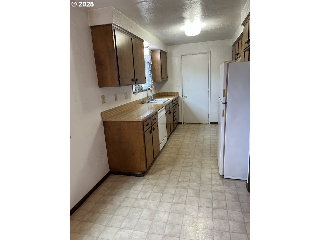 2801 Raleigh Court Southeast Albany, OR 97322 - Photo 3 of 30 a bathroom with a sink a mirror and a bathtub
