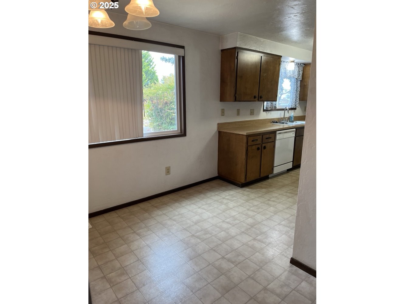 2801 Raleigh Court Southeast Albany, OR 97322 - Photo 4 of 30 a kitchen with a stove and a microwave