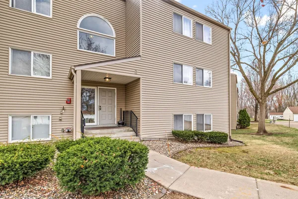 $149,900 | 1215 Ferndale Street North, Unit A12, Maplewood, MN 55119