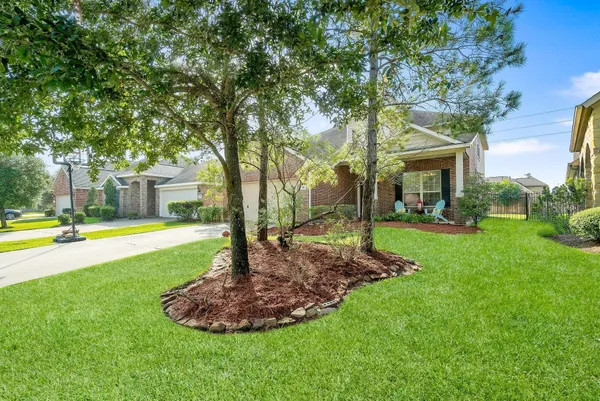 a view of a fountain in front of a house with a fountain