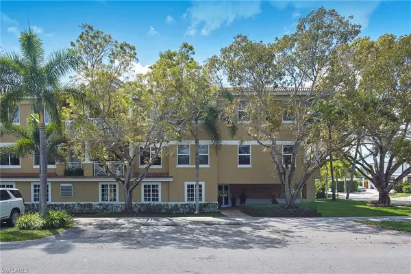 $1,150,000 | 850 6th Avenue North, Unit 204, Naples, FL 34102