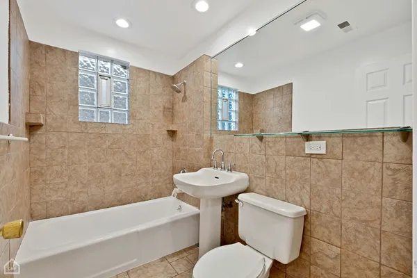 $2,900 | 4242 North Kimball Avenue, Unit 2, Chicago, IL 60618