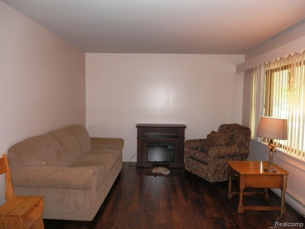 2420 North Custer Road Monroe, MI 48162 - Photo 20 of 21 Custer 2420 Living Room.JPG