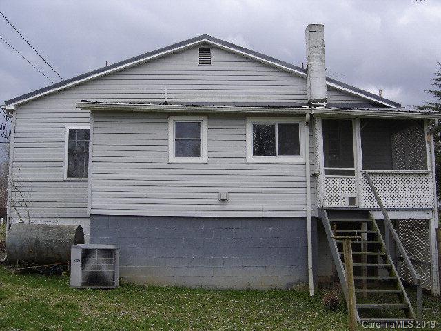 575 State Street Marion, NC 28752 - Photo 17 of 18 a front view of a house with a garden