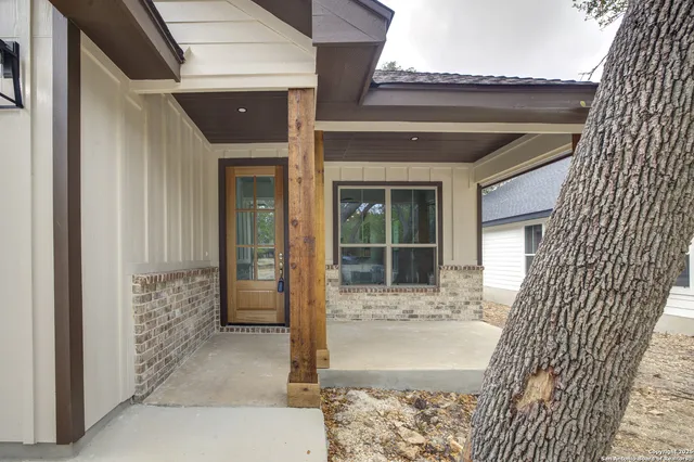 a view of livingroom with furniture