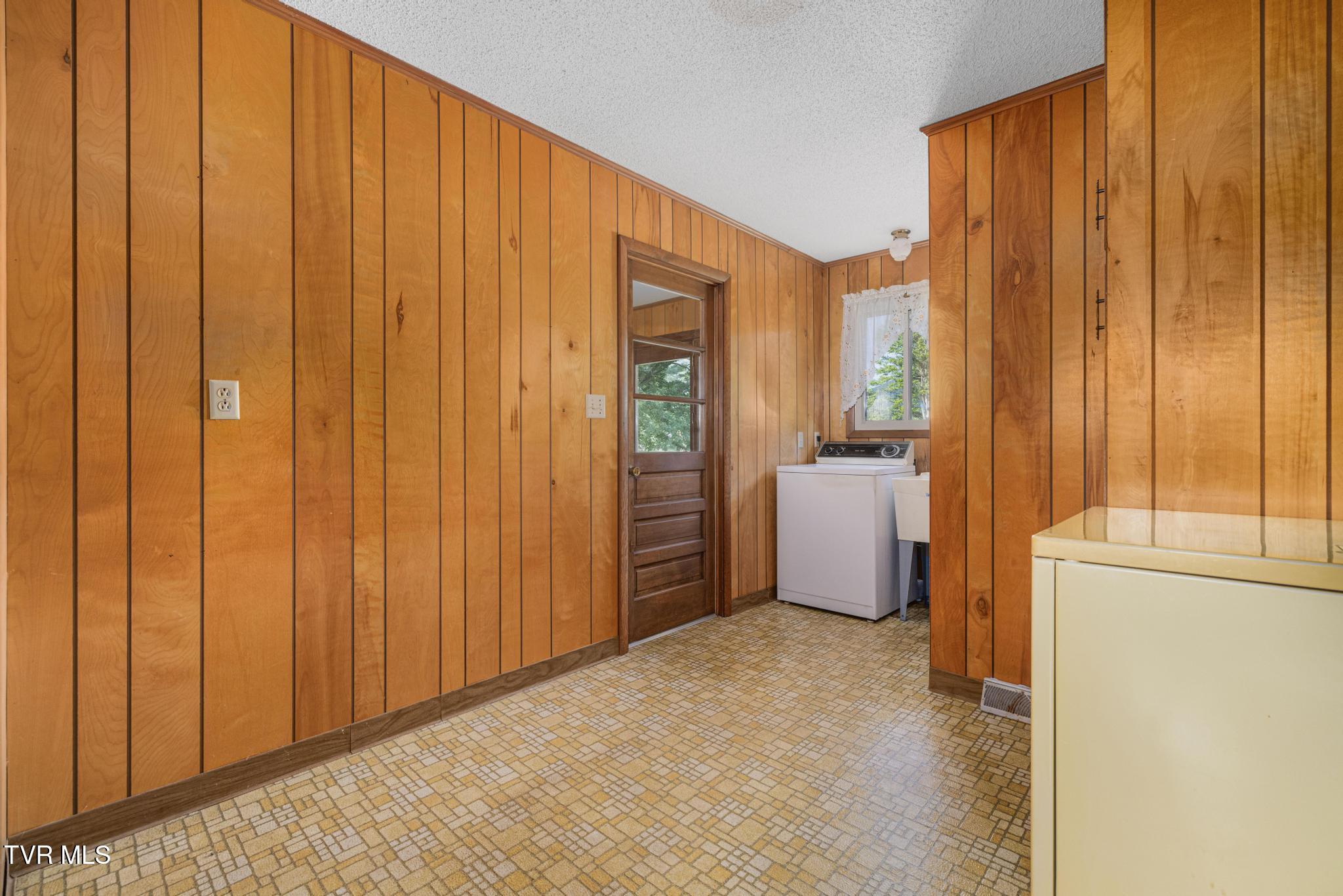 320 Mountain View Street Erwin, TN 37650 - Photo 13 of 44 Laundry